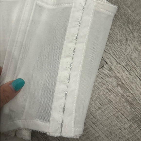 White corset plus size 2x like new - Picture 8 of 8